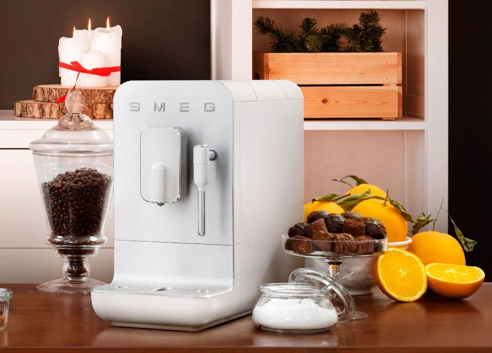 La machine à café avec broyeur intégré et buse vapeur SMEG