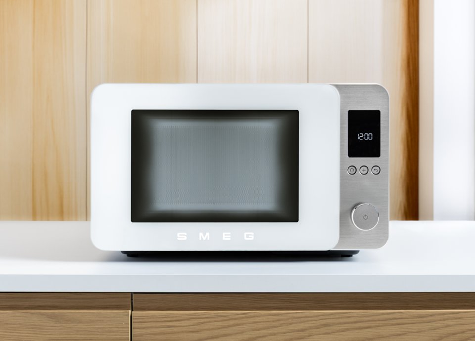 Deux micro-ondes posables, deux univers