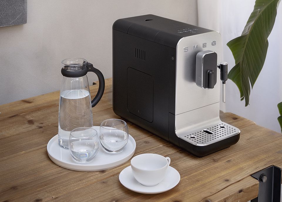 Machine à café expresso avec broyeur intégré noire SMEG de la gamme "années 50"