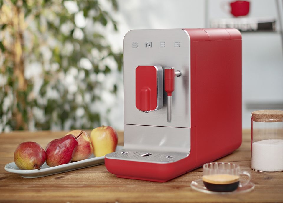 Machine à café avec broyeur intégré SMEG rouge "BCC02" de la gamme "Années 50"