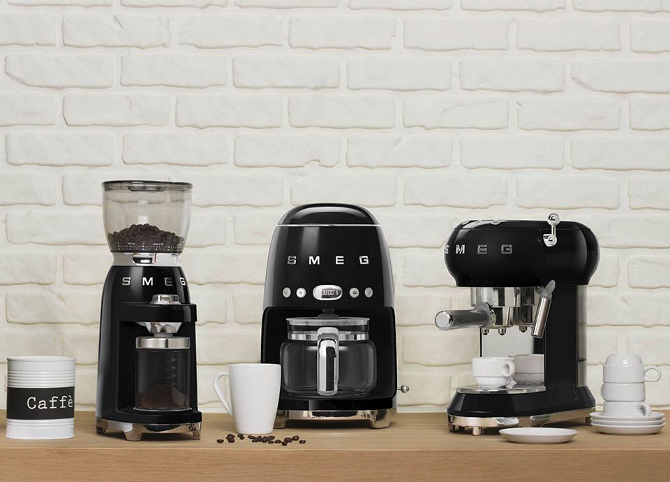 CAFETERA ESPRESSO CON MOLINILLO SMEG BLANCA - Trends Home