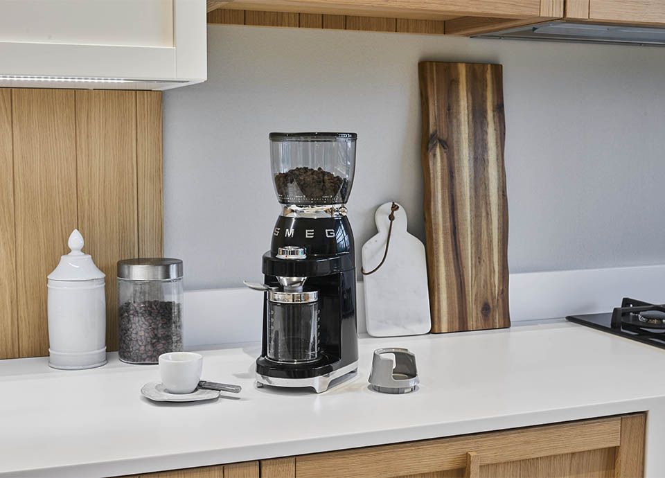 Broyeur à café noir SMEG "CFG01" de la gamme "Années 50"