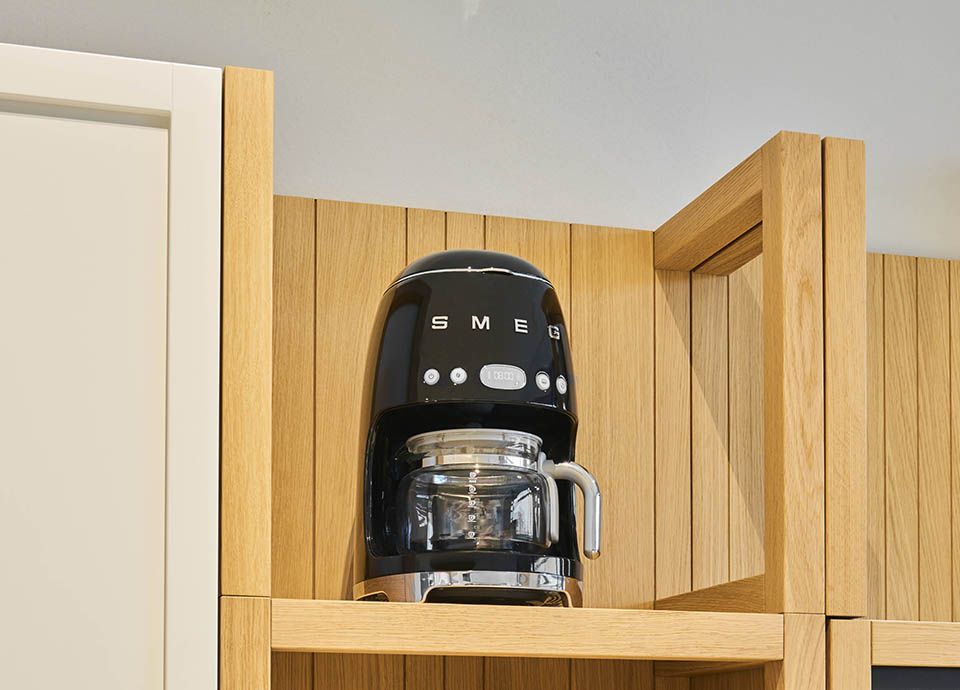 Machine à café filtre noire SMEG "DCF02" de la gamme "Années 50"