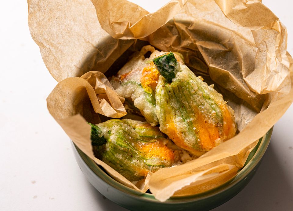 Beignets de fleurs de courgettes par Denny Imbroisi | Recettes Smeg