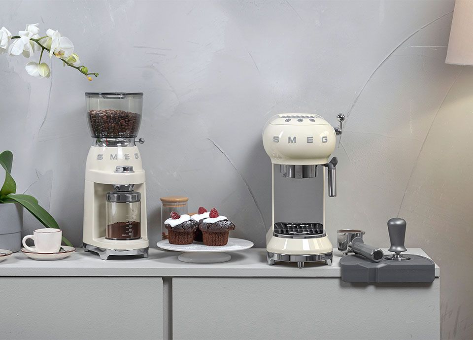 Nuevo compactador de café SMEG ECTS01