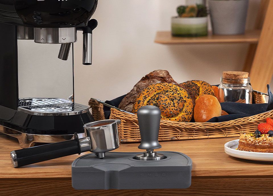 SMEG lance son nouvel accessoire le tamper à café ECTS01