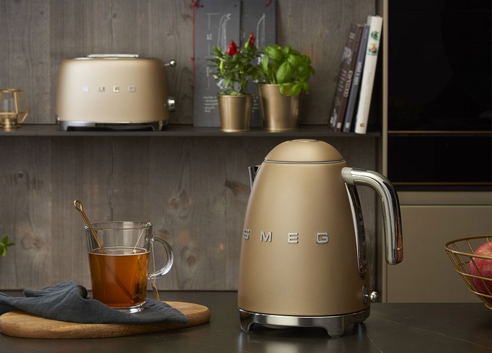 Bouilloire électrique champagne SMEG "KLF03" de la gamme "Années 50"