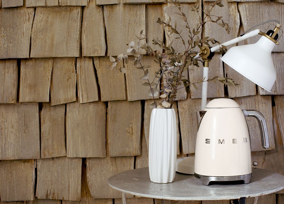 Bouilloire SMEG crème "KLF03" de la gamme "Années 50"