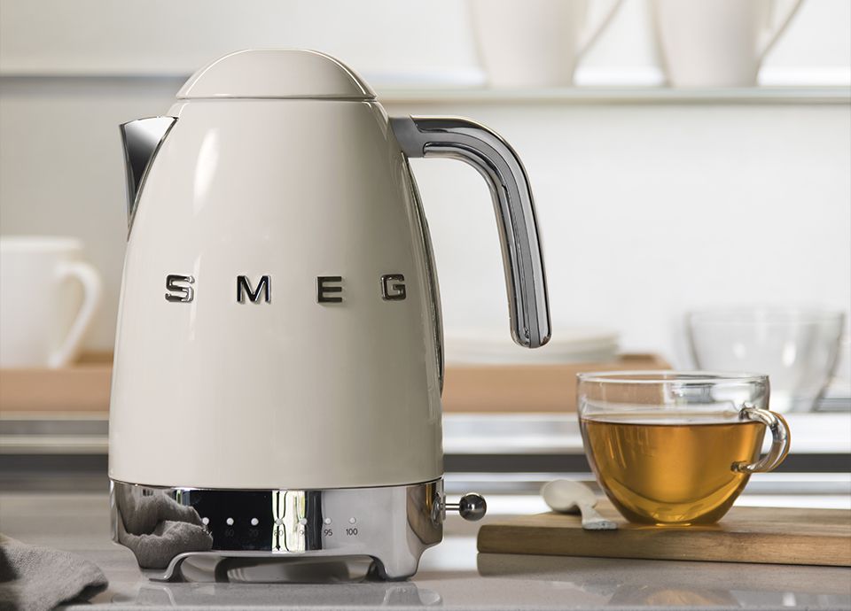 Bouilloire à température réglable crème SMEG "KLF04" de la gamme "Années 50"