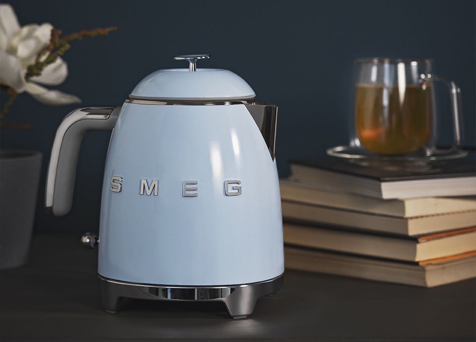 Mini-bouilloire bleu pastel SMEG "KLF05" de la gamme "Années 50"