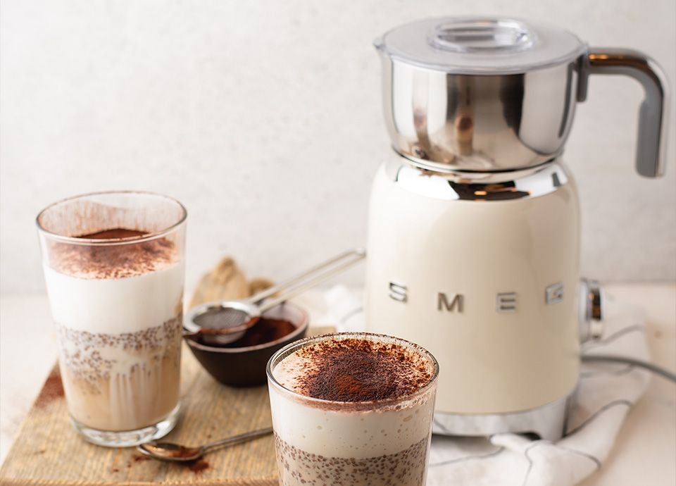 Chocolatière/mousseur de lait crème SMEG de la gamme "Années 50" pour des chocolats chauds