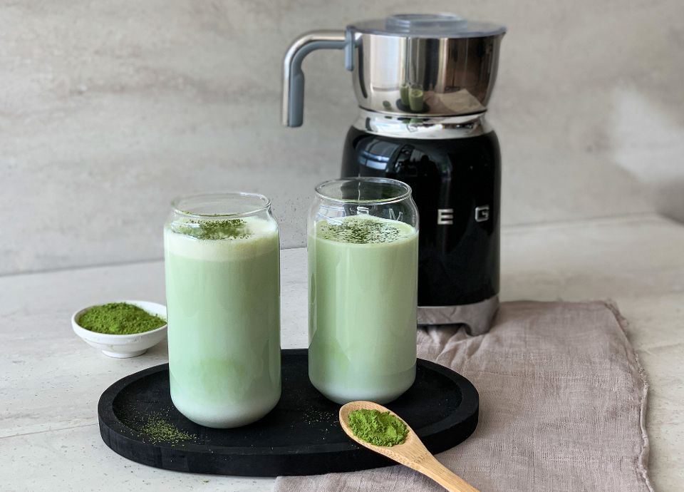 Le matcha latte avec la chocolatière le mousseur de lait SMEG