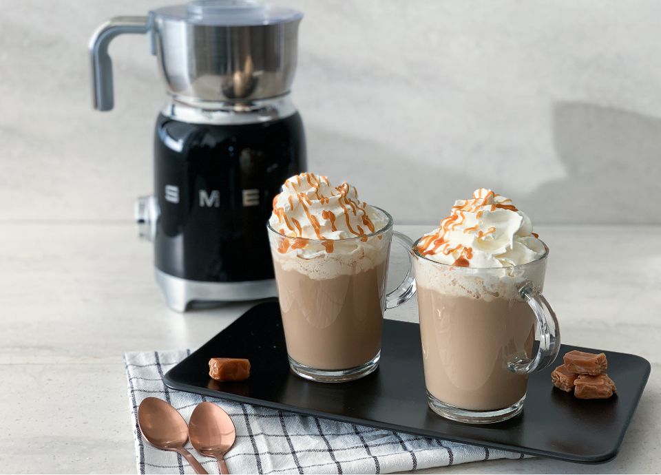 Le caramel macchiato avec le mousseur de lait et la chocolatière SMEG