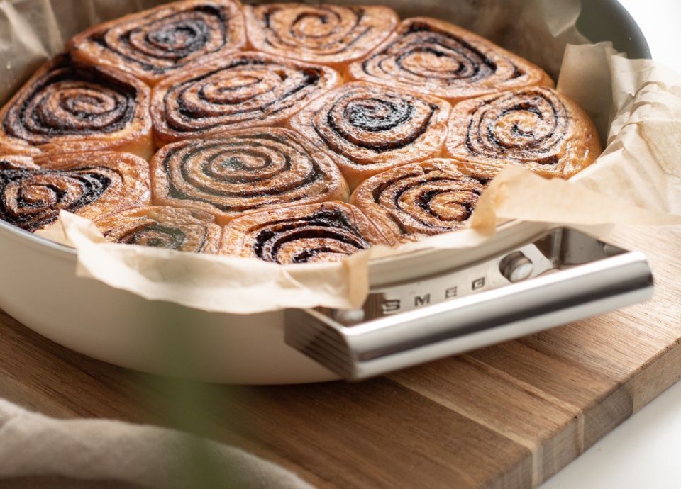 Cinnamon rolls in de oven met de sauteerpan van Smeg.