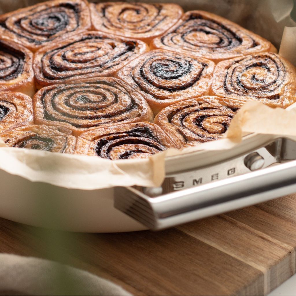 Cinnamon rolls in de oven met de sauteerpan van Smeg.