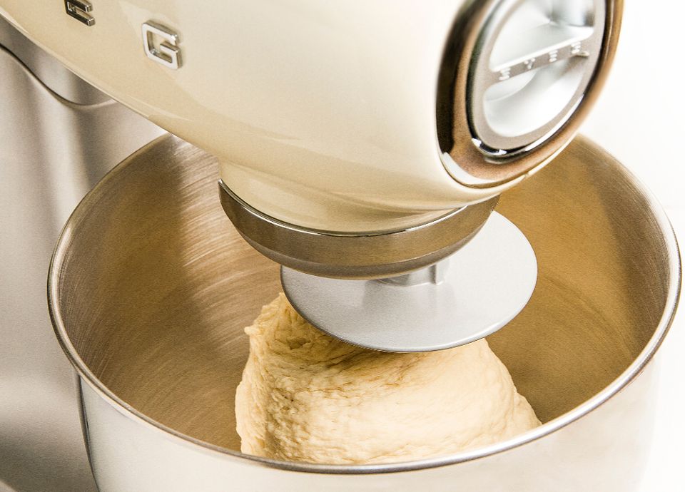 bereiding voor de cinnamon rolls in de oven met de sauteerpan van Smeg.