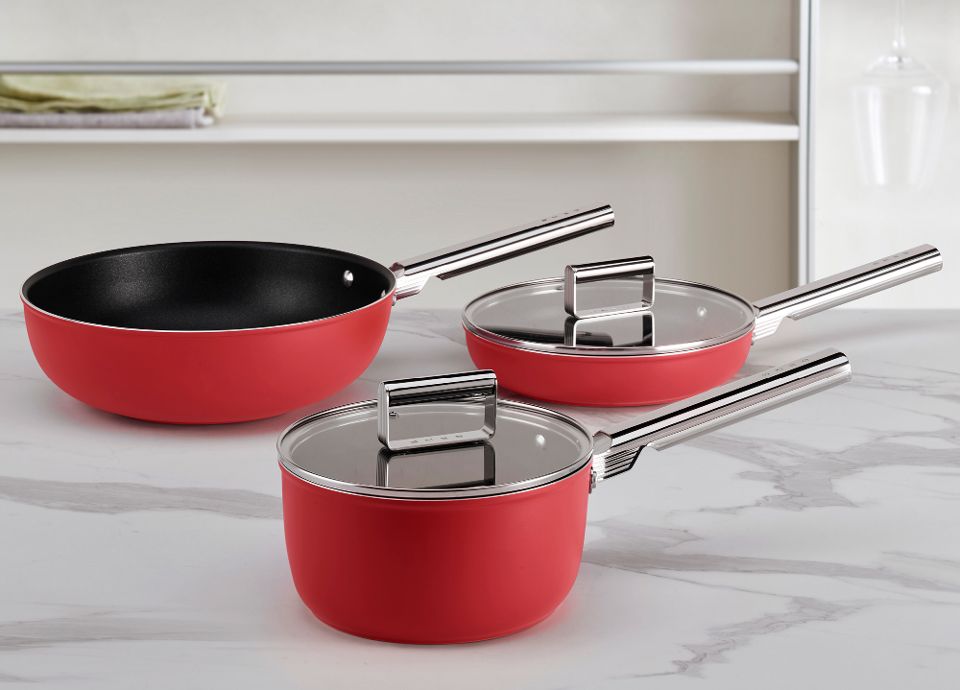 Les ustensiles de cuisson SMEG rouge