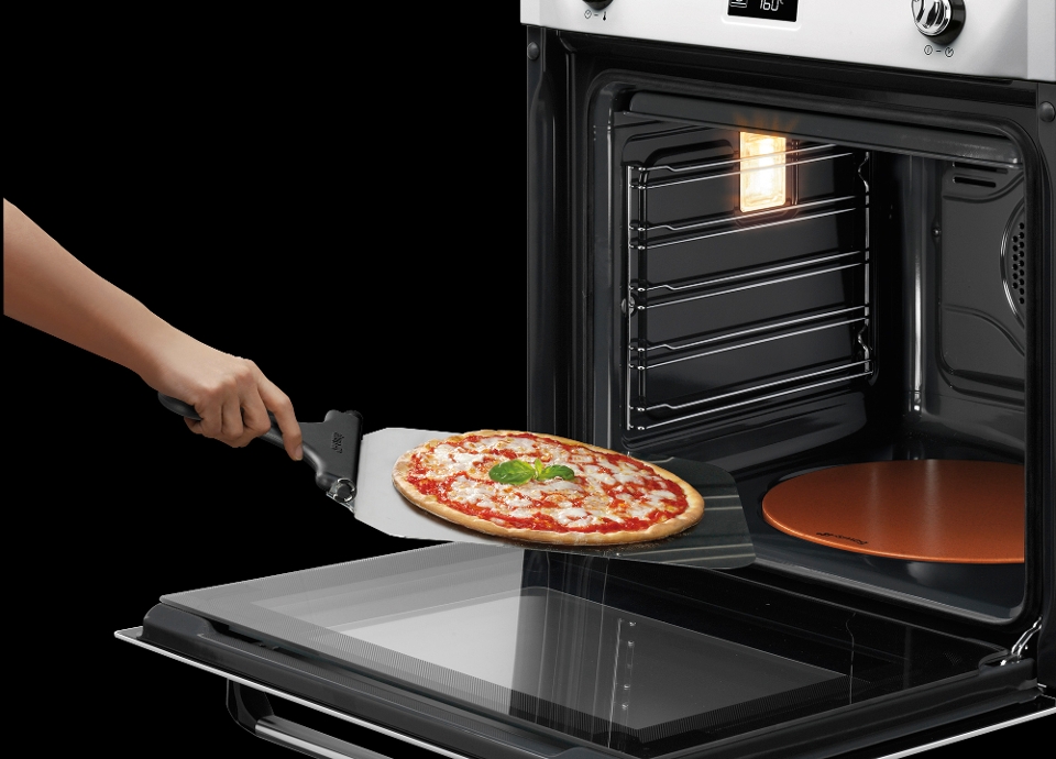 Une pizza cuite en 4 à 6minute avec la pierre à Pizza SMEG