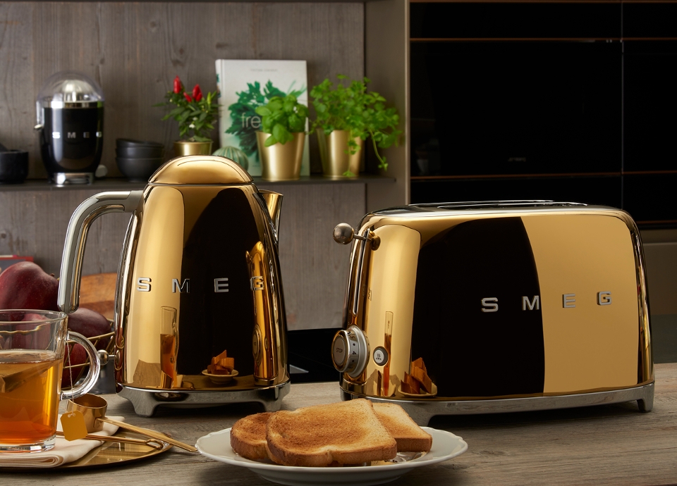 Hervidor y tostadora Smeg Oro