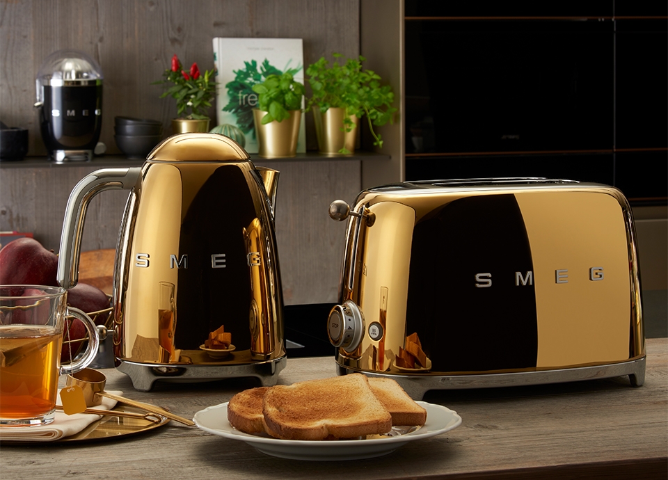 Le toaster métallique OR pour une cuisine scintillante.