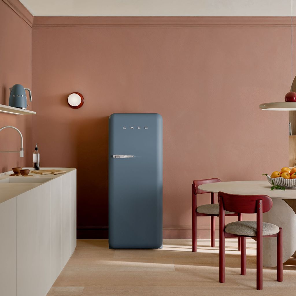 Retrokühlschrank in Storm Blue – ein Hauch von Ruhe und Eleganz