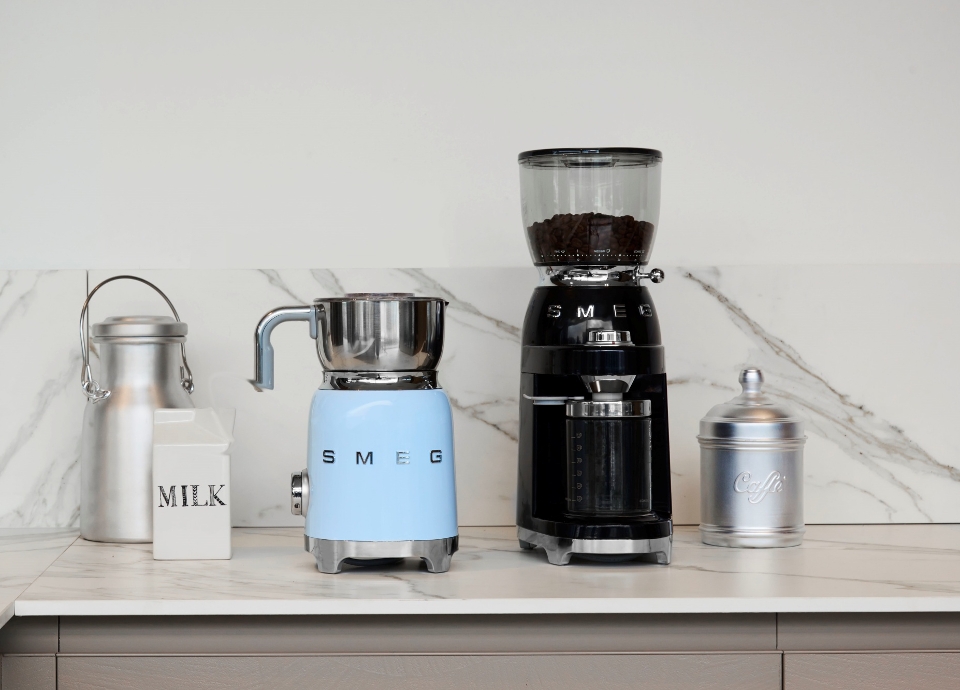 Smeg stellt erstmals Milchaufschäumer und Kaffeemühle im 50’s Retro-Style vor
