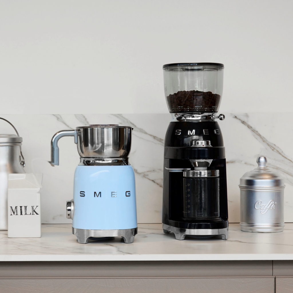 Smeg stellt erstmals Milchaufschäumer und Kaffeemühle im 50’s Retro-Style vor