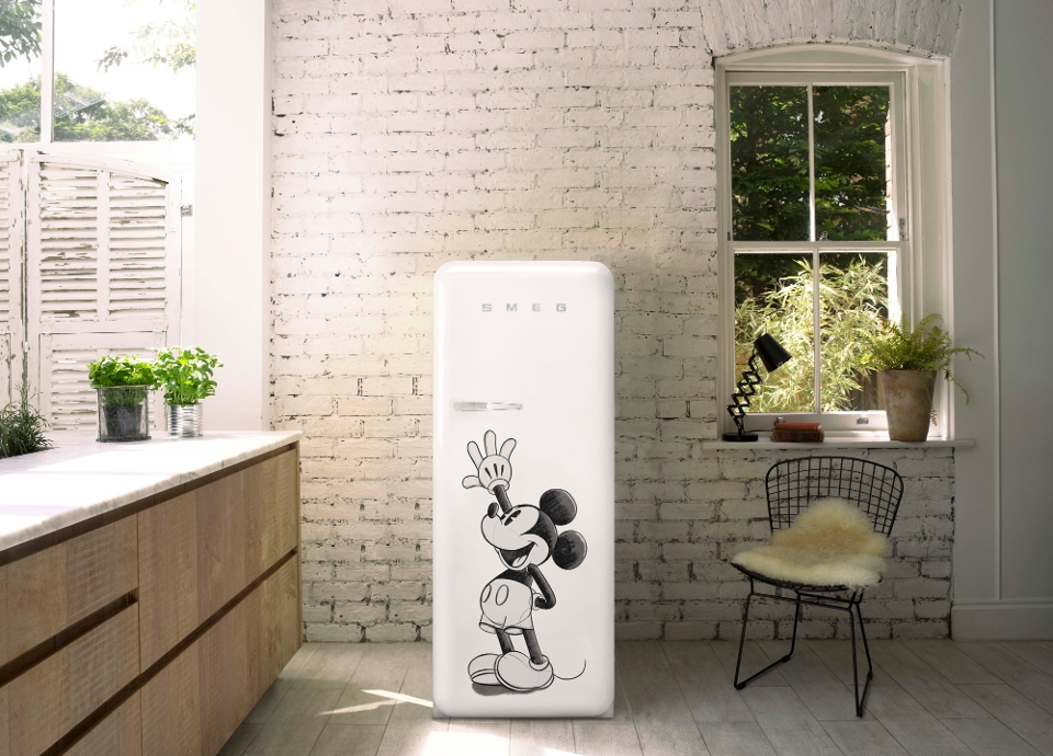 Stylová ikona se snoubí s designovou klasikou: Smeg představuje retrochladničku v designu Mickey Mouse