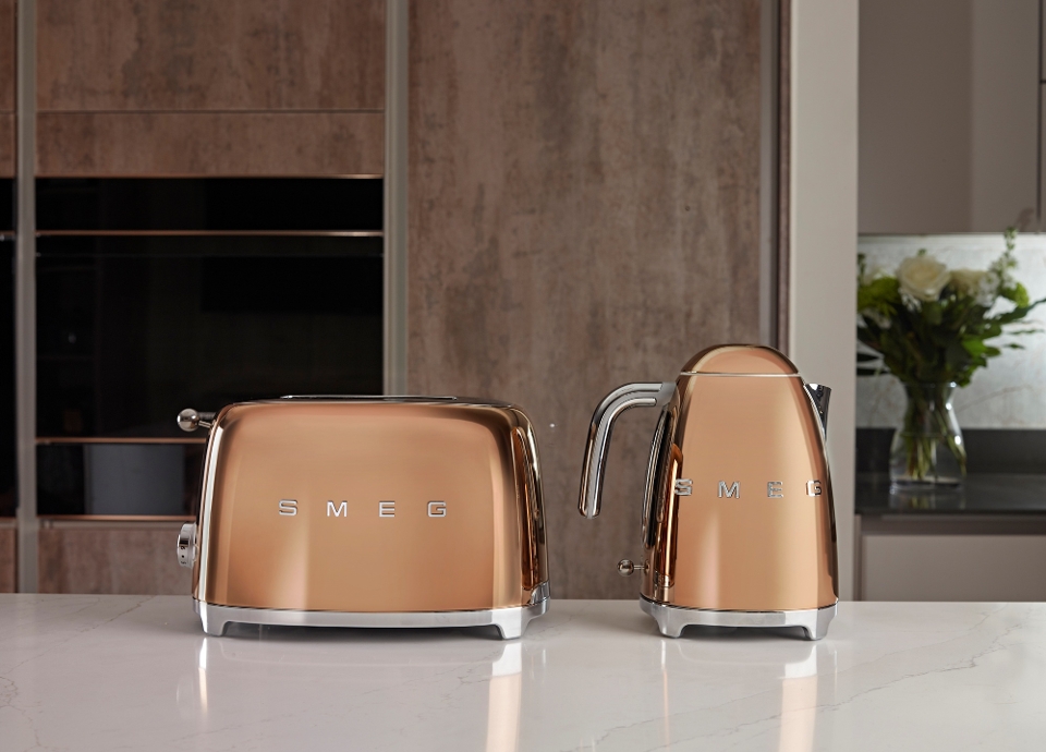 Echte Goldstücke: Smeg legt für Wasserkocher und Toaster eine luxuriöse Sondereditionen auf