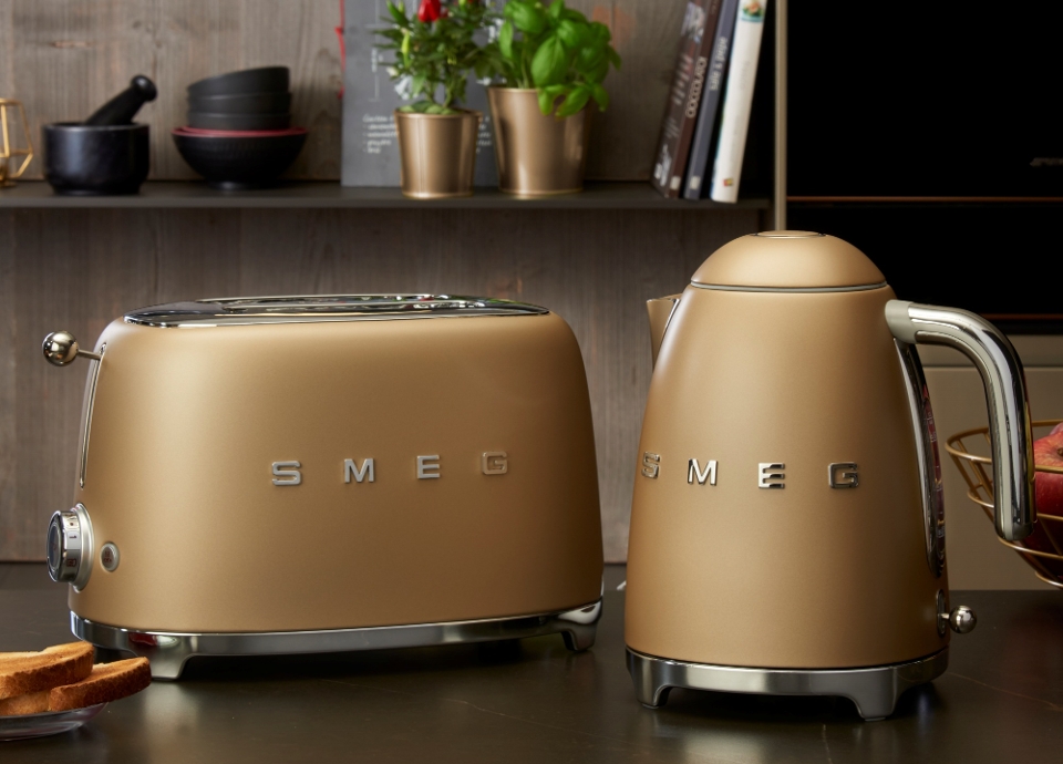 Smeg stellt edle Kleingeräte in Slate Grey und drei matten Tönen vor