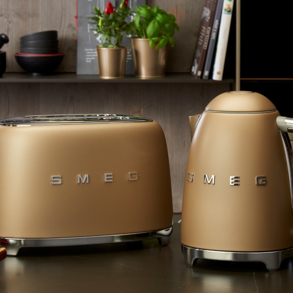 Smeg představuje elegantní malé spotřebiče v břidlicově šedé a třech matných tónech