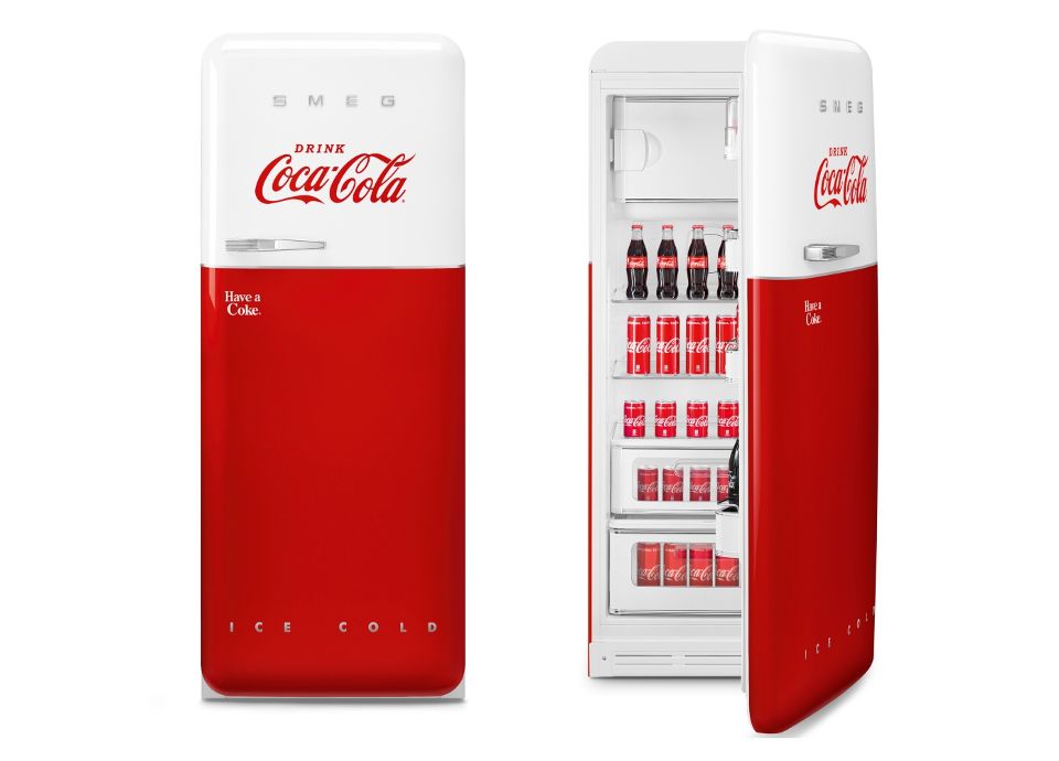 Eisgekühlte Coca-Cola, stilecht serviert aus einem Smeg Kühlschrank