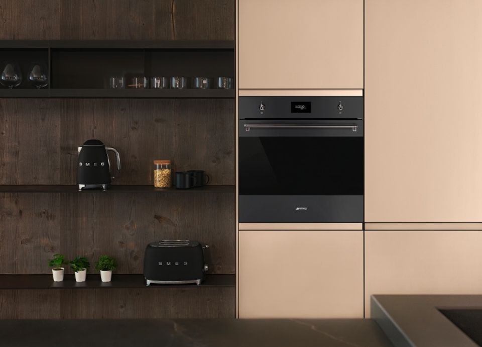 Brillantes Duo in Matt-schwarz: Der neue Smeg Backofen und die Mikrowelle im Classici Design