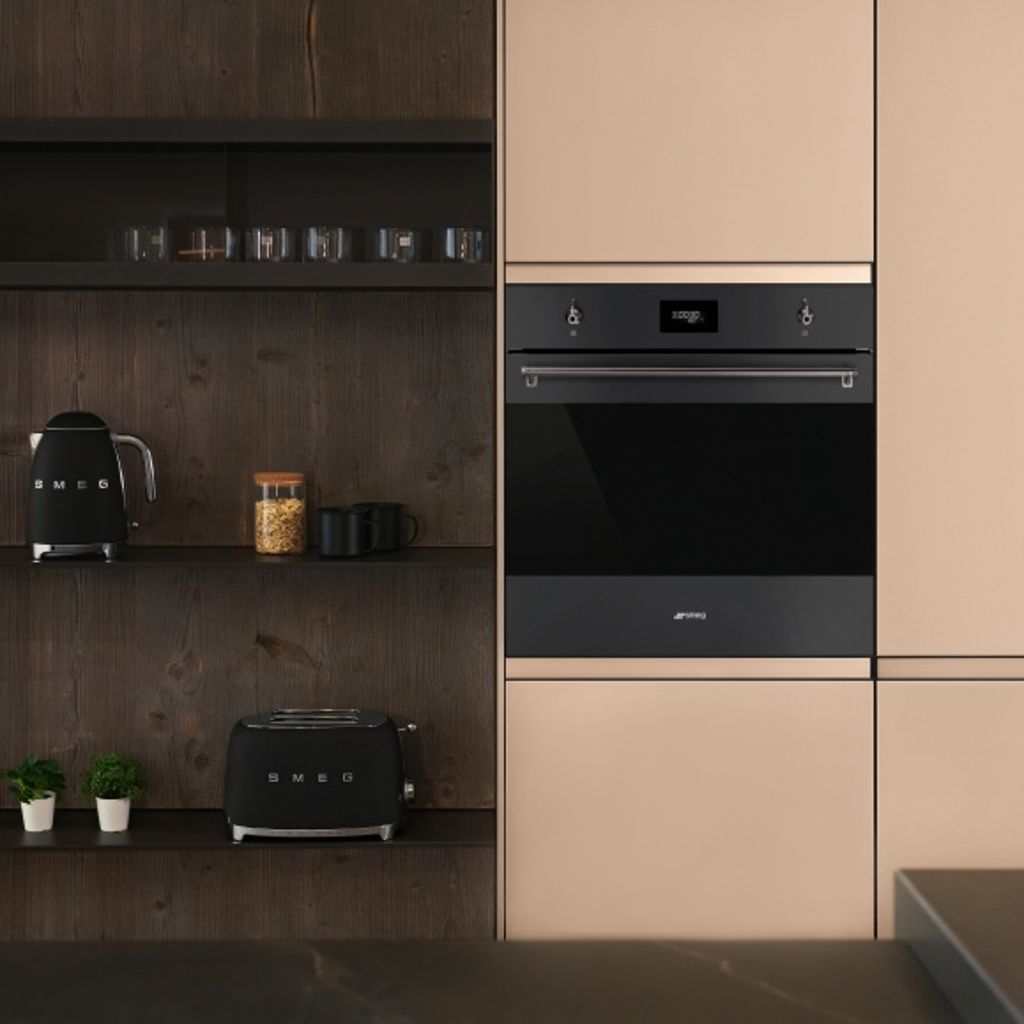 Brillantes Duo in Matt-schwarz: Der neue Smeg Backofen und die Mikrowelle im Classici Design