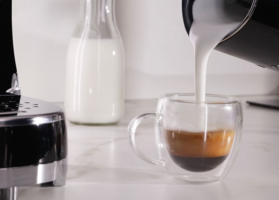 Espresso-Siebträgermaschine mit Milchaufschäumer