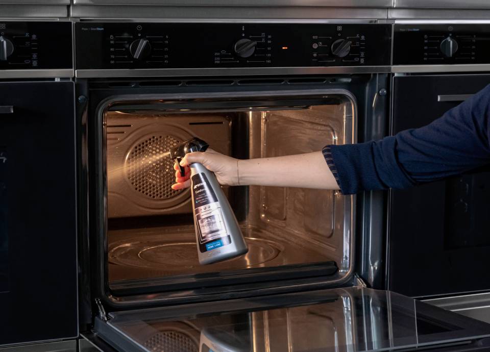 Applicare il detergente Cura Forno Smeg
