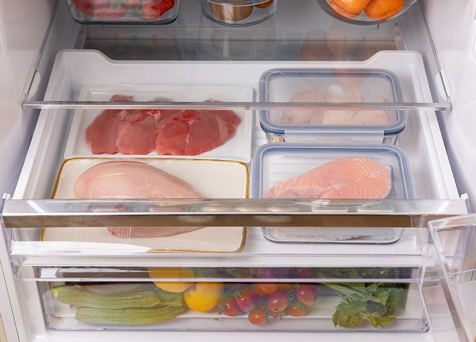 Primo piano del cassetto di cui sono dotati i frigoriferi Smeg, in cui conservare carne, pesce e verdure
