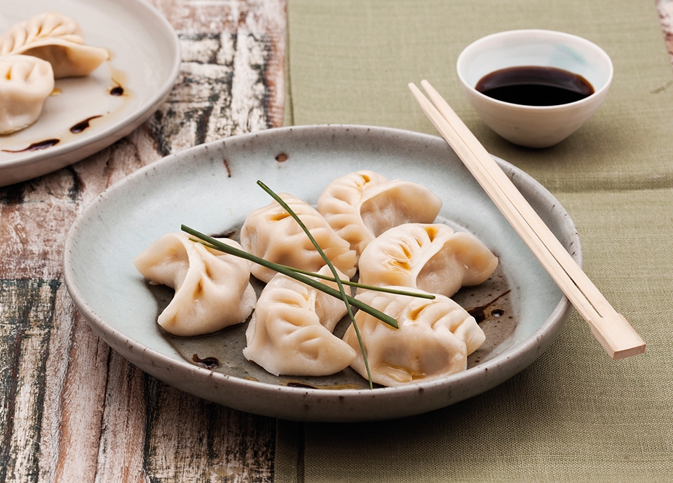 Κινέζικα ραβιόλι (Dumplings) με κρέας και λαχανικά στον ατμό