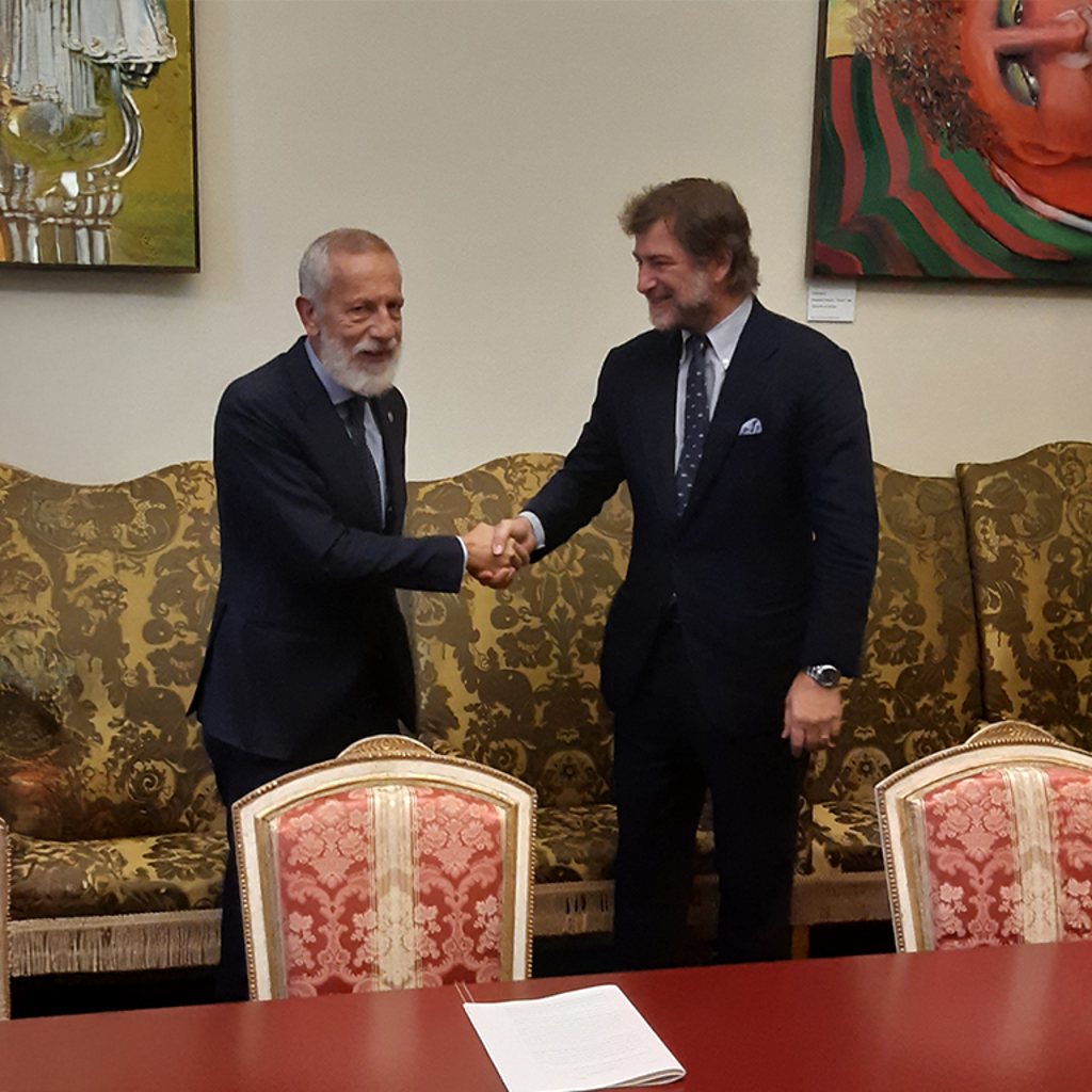 Stretta di mano tra il Rettore Paolo Martelli e Vittorio Bertazzoni, Presidente di SMEG, per sostenere la crescita professionale ai medici in formazione specialistica