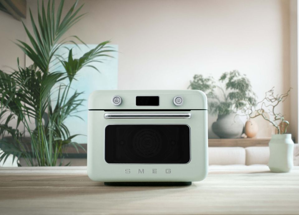 Il forno combinato a vapore COF01 di Smeg ha ricevuto la Menzione d’Onore al Compasso d’Oro International Award 2025, aggiudicandosi così uno dei riconoscimenti più prestigiosi al mondo nel campo del design industriale