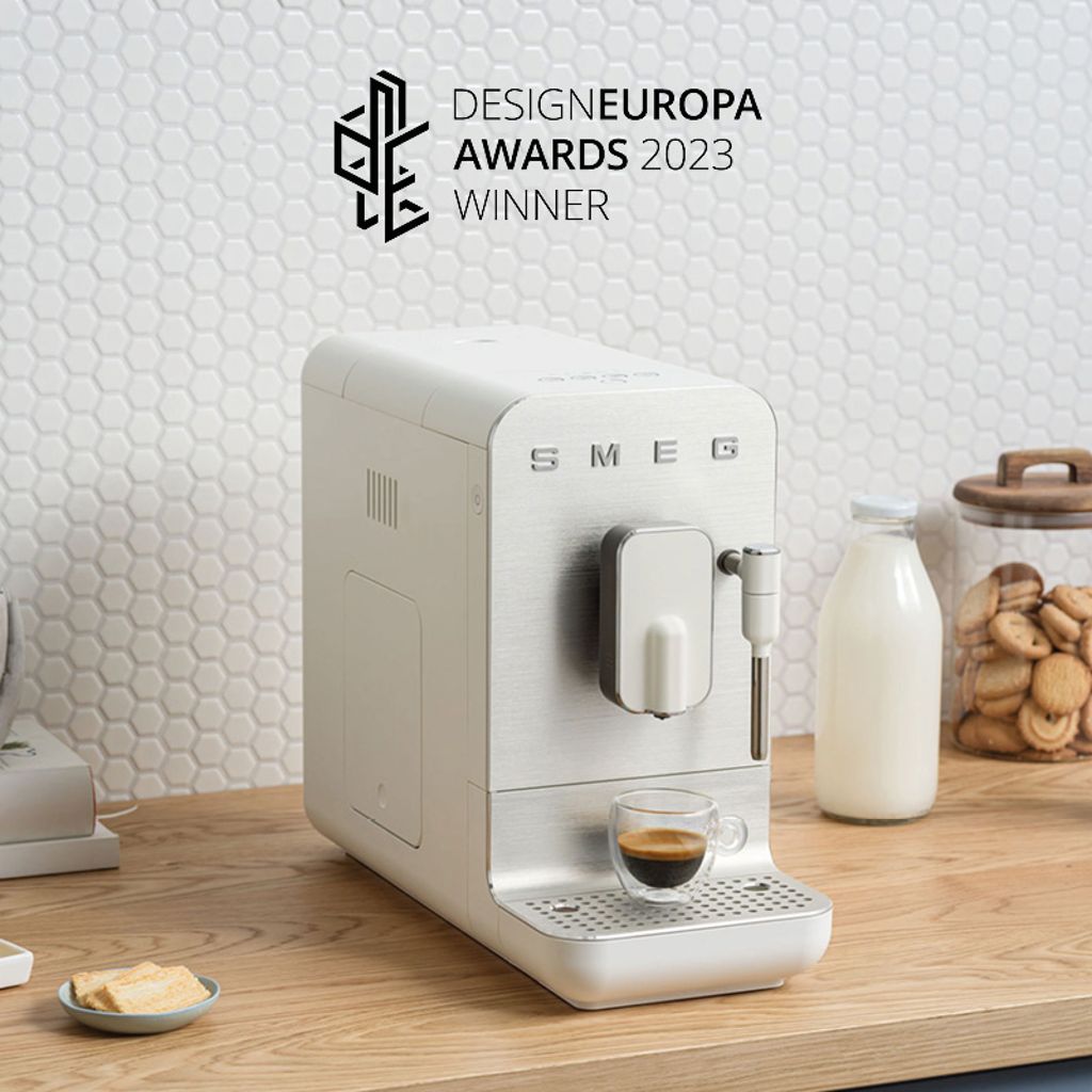 Αυτόματη μηχανή καφέ Smeg BCC - designeuropa award 2023