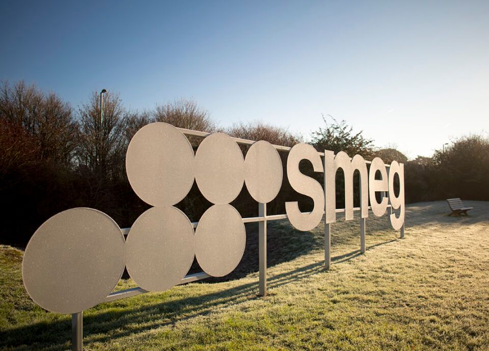 Il logo SMEG in una delle sedi del Gruppo