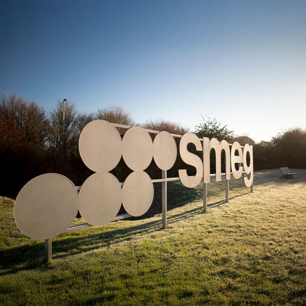 Il logo SMEG in una delle sedi del Gruppo