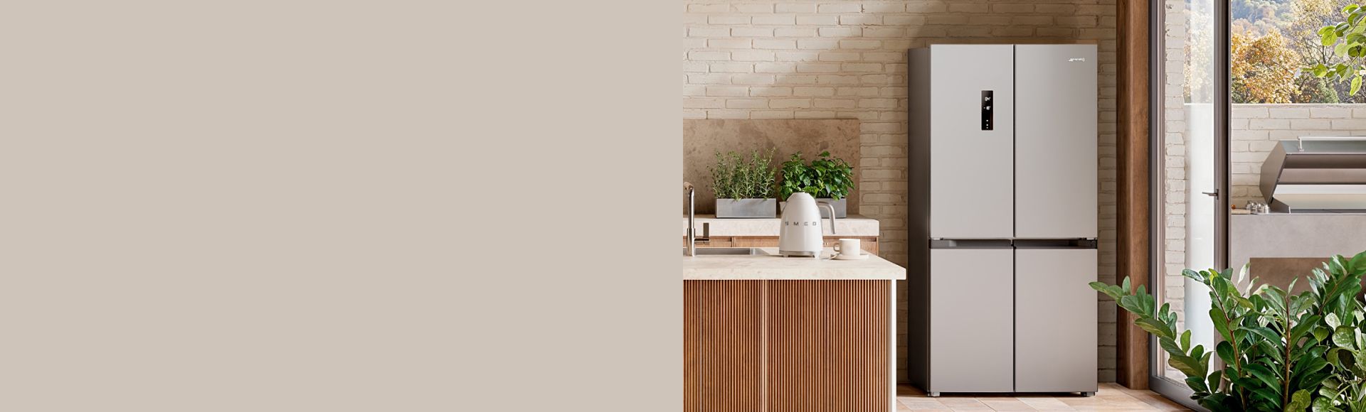 Frigorifero Smeg quattro porte nero in ambiente cucina moderno con finestra su giardino
