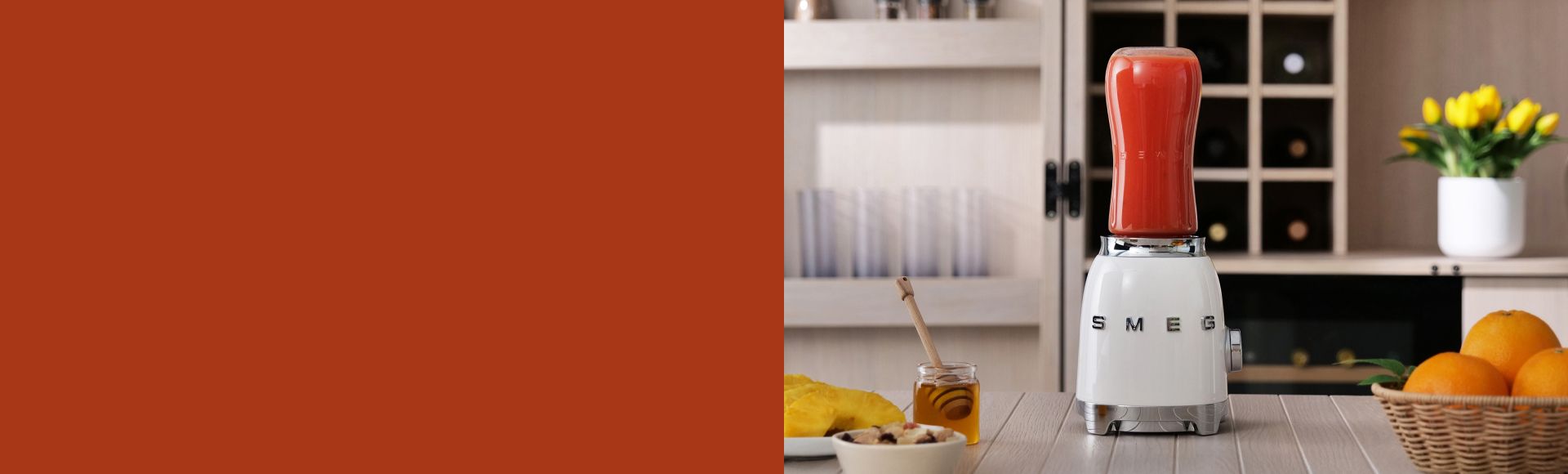 Frullatore compatto da tavolo bianco in una cucina dai colori neutri