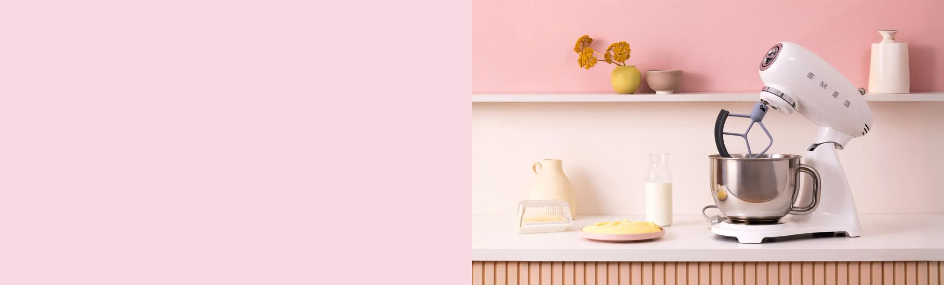 Impastatrice panna con accessorio gelatiera ed ingredienti per la preparazione di cibi