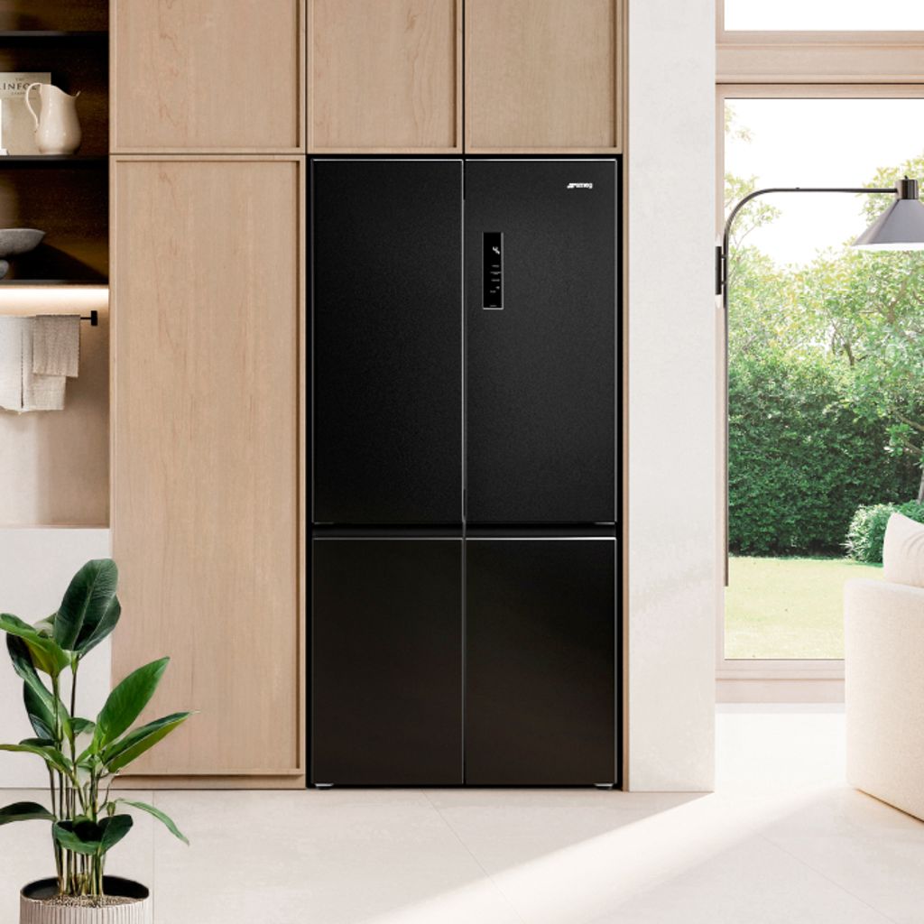 Frigorifero Smeg quattro porte nero in ambiente cucina