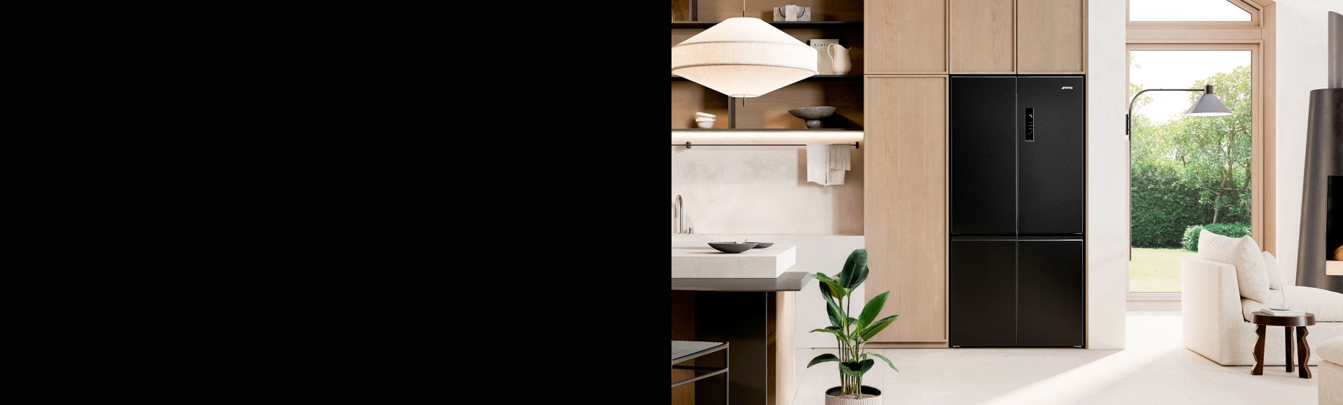 Frigorifero Smeg quattro porte nero in ambiente cucina moderno con finestra su giardino