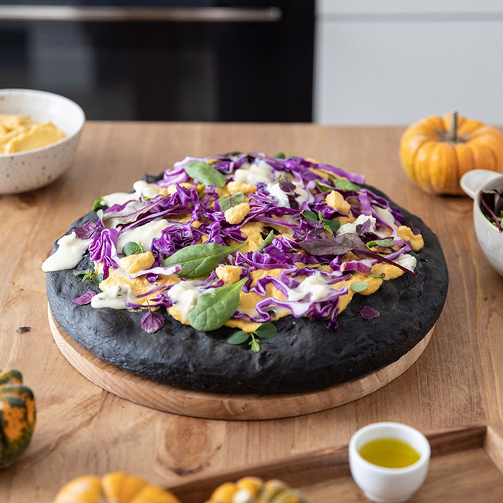 Recette de focaccia d'Halloween à l'encre de seiche