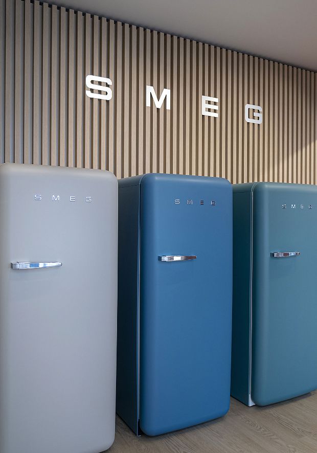 Vista interna del negozio SMEG Store Bologna, in esosizione a parete tre frigoriferi FAB28 colorati della collezione Smeg 50's style